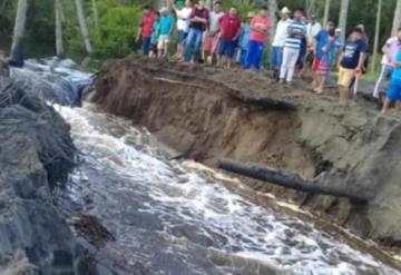 Se rompe carretera a Tupilco por fuerte cantidad de agua retenida en laguna