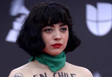 Mon Laferte responde a quienes se burlaron de sus pechos