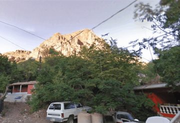 Sicario muere al caer a un barranco en Guaymas; portaba arma Uzi