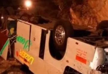 Cae autobús en barranca; mueren 7 pasajeros