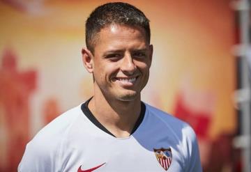 Chicharito presume fotografía con su hijo que ya viste el flamante 14