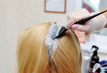 Acudió a estética para teñir su cabello y quedó calva tras un error