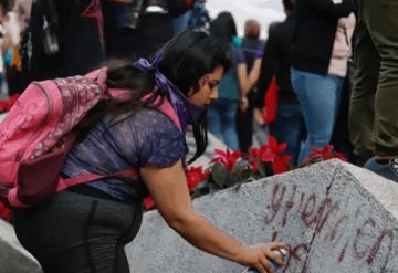 Encapuchadas vandalizan Ángel de la Independencia