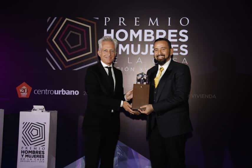 Dan premio Hombres y Mujeres de la Casa a Agustín Gustavo Rodríguez, Vocal Ejecutivo del FOVISSSTE