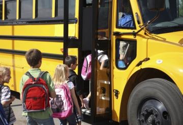 Mueren dos niños en accidente de transporte escolar