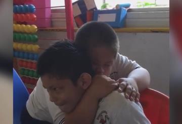 VIDEO Niño down enternece las redes al consolar a su amigo con autismo