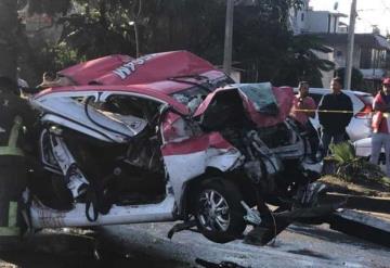 Conductor choca contra taxi y mueren 5 personas