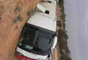 Mueren 22 personas tras caída de autobús en un barranco