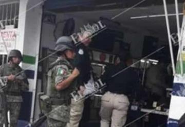 Intentan asaltar casa de empeño, guardia los enfrenta y detienen a uno