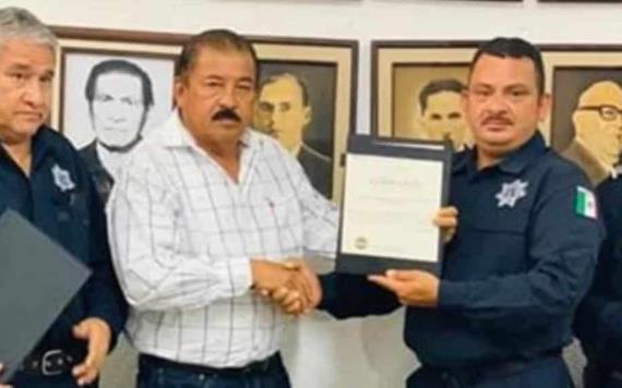 Entrega presidente municipal Antonio Alejandro Almeida constancias de diplomado