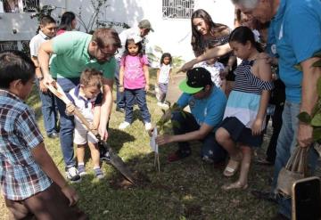 Siembran árboles en apoyo a los derechos de los niños