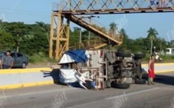 Vuelca camioneta sobre la carretera Villahermosa-Frontera
