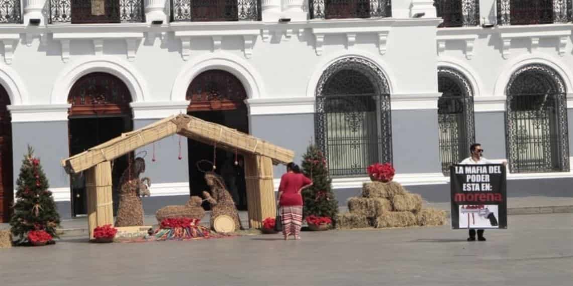 Se manifiesta con silbato y lona frente al Palacio de Gobierno