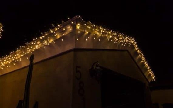 Hombre muere al caer de techo cuando colgaba luces navideñas