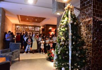 Así se vivió el encendido de árbol de navidad y casita de jengibre en el Hyatt Regency Villahermosa