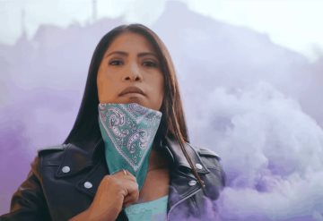 Yalitza aparece con Mon Laferte en video de tema por protestas en Chile