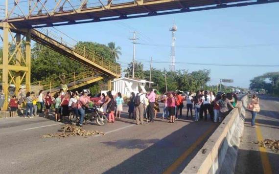 Bloquean manifestantes carretera Villahermosa-Frontera