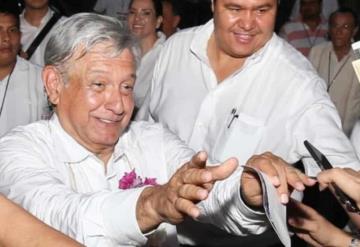 ¿Qué pasa con las peticiones que le hacen a AMLO durante sus mitines?