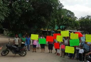 Esperan a AMLO con mensajes de bienvenida en Huimanguillo