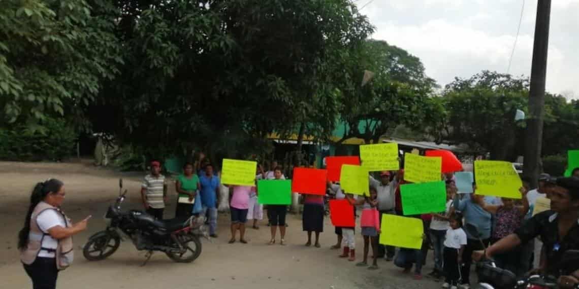 Esperan a AMLO con mensajes de bienvenida en Huimanguillo