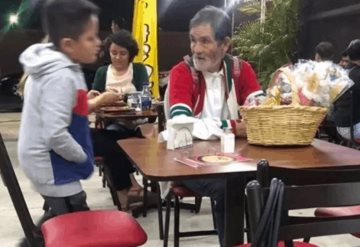 Niño de 8 años gana lotería y le invita los tacos a hombre de la tercera edad