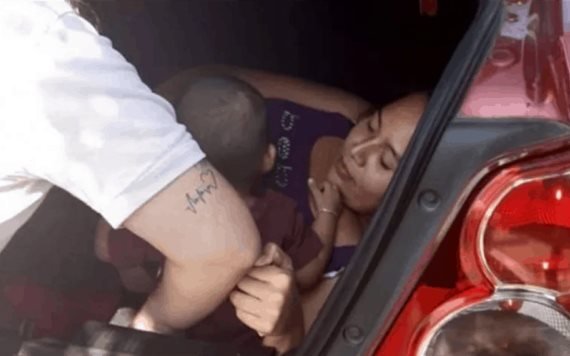 Chofer de Uber descubre a su mujer en la cajuela; lo estaba espiando