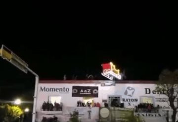 Video: Santa Claus se estrella en su trineo durante evento 