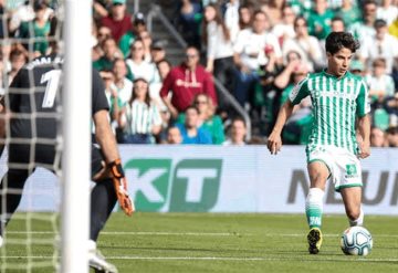 Lainez se fue ovacionado por la afición del Betis