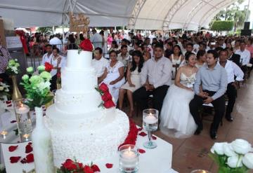 Se casan 106 parejas en boda colectiva de Comalcalco