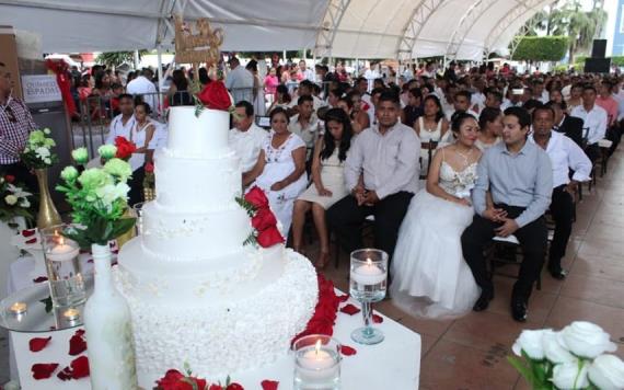 Se casan 106 parejas en boda colectiva de Comalcalco