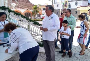 Alcalde de Balancán muestra su apoyo al Tren Maya, acude a la consulta con su familia