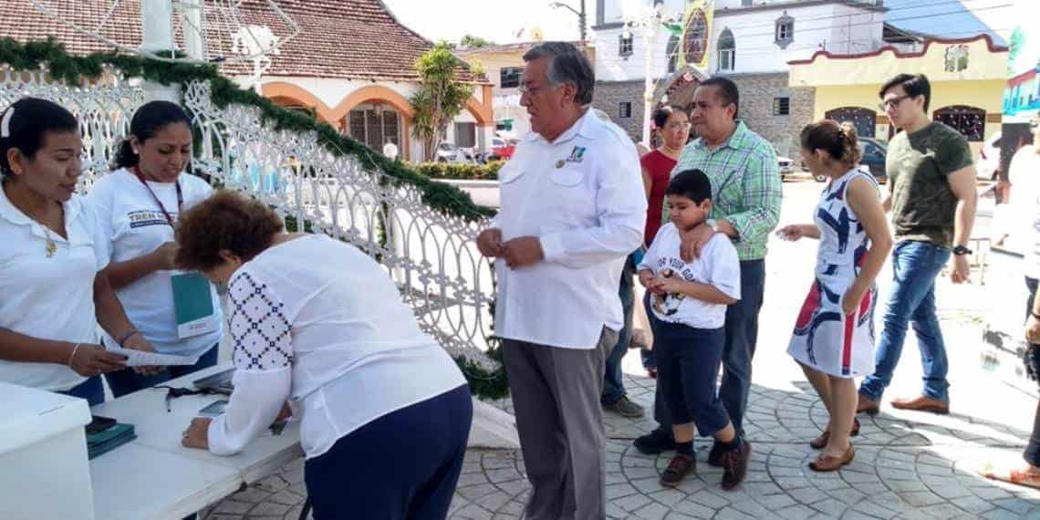Alcalde de Balancán muestra su apoyo al Tren Maya, acude a la consulta con su familia