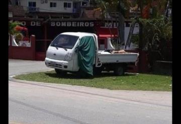 Abandonan camión con siete cuerpos frente a estación de bomberos