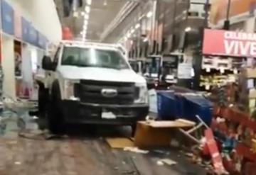 Grupo armado irrumpe en Walmart con camionetas y causa destrozos