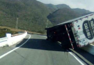 Viento provoca volcadura de tráiler en Oaxaca