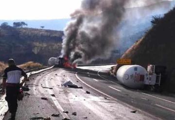 Arde pipa con amoniaco tras volcar en carretera de Michoacán