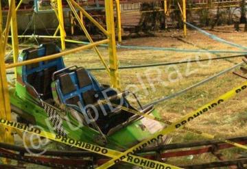 Caen padre e hija de montaña rusa en Atlixco, Puebla