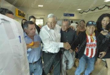 Así recibieron al presidente de México en el aeropuerto de Villahermosa