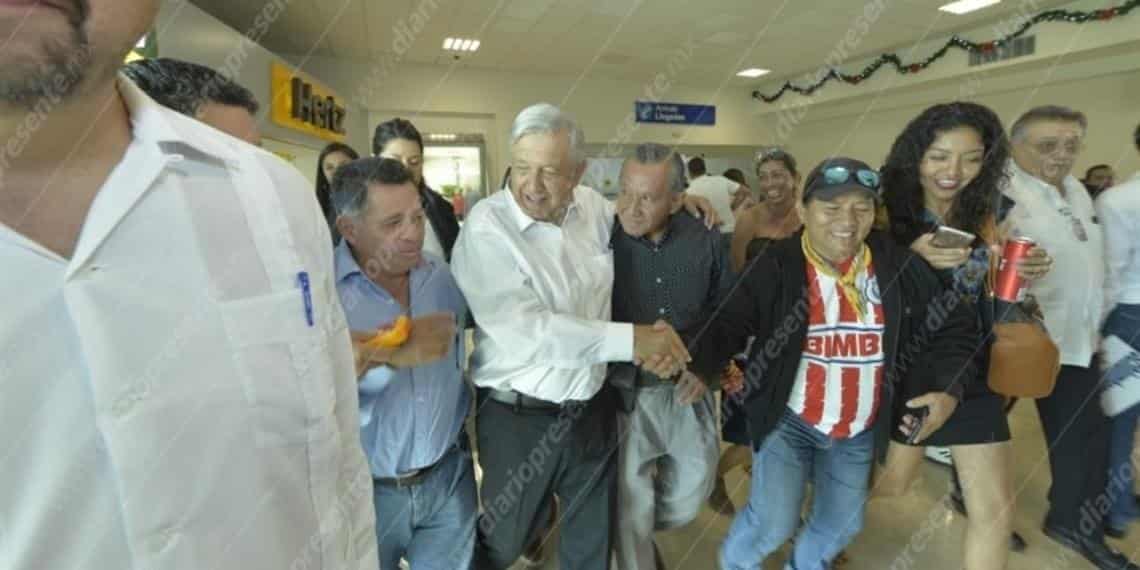 Así recibieron al presidente de México en el aeropuerto de Villahermosa