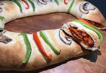 Crean la rosca de pizza rellena con carne al pastor