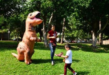 Madre se viste de dinosaurio y sorprende a su niño en Día de Reyes