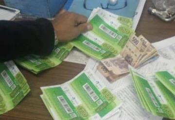 Se encuentra 10 mil pesos en el transporte público y lo devuelve