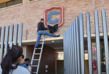 Revela FGE que armas usadas por menor en colegio Cervantes eran de su abuelo