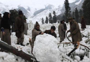 Al menos 71 muertos por avalanchas y nevadas en Cachemira