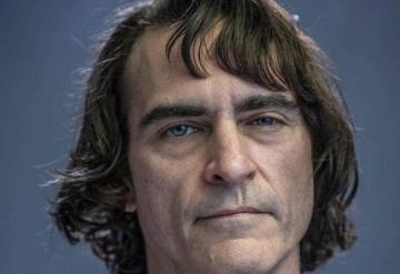 Conductora se burla del labio leporino de Joaquin Phoenix y las redes la destrozan