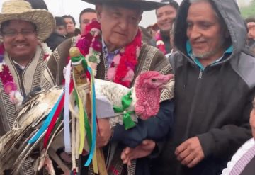 Presume AMLO guajolote y otros regalos de su gira por Oaxaca