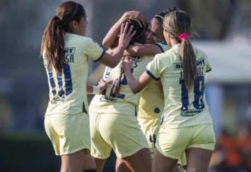 Jugadoras del América Femenil protagonizan una "cascarita" con niños