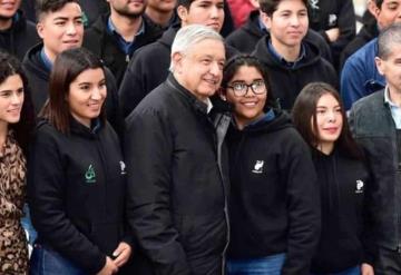 AMLO anuncia aumento a becarios