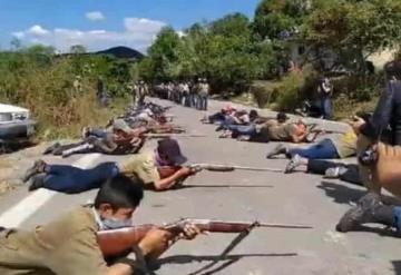 En Guerrero entrenan a niños con armas para defenderse del narco