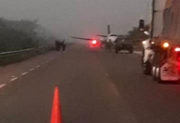 Dejan abandonada avioneta en carretera de Quintana Roo